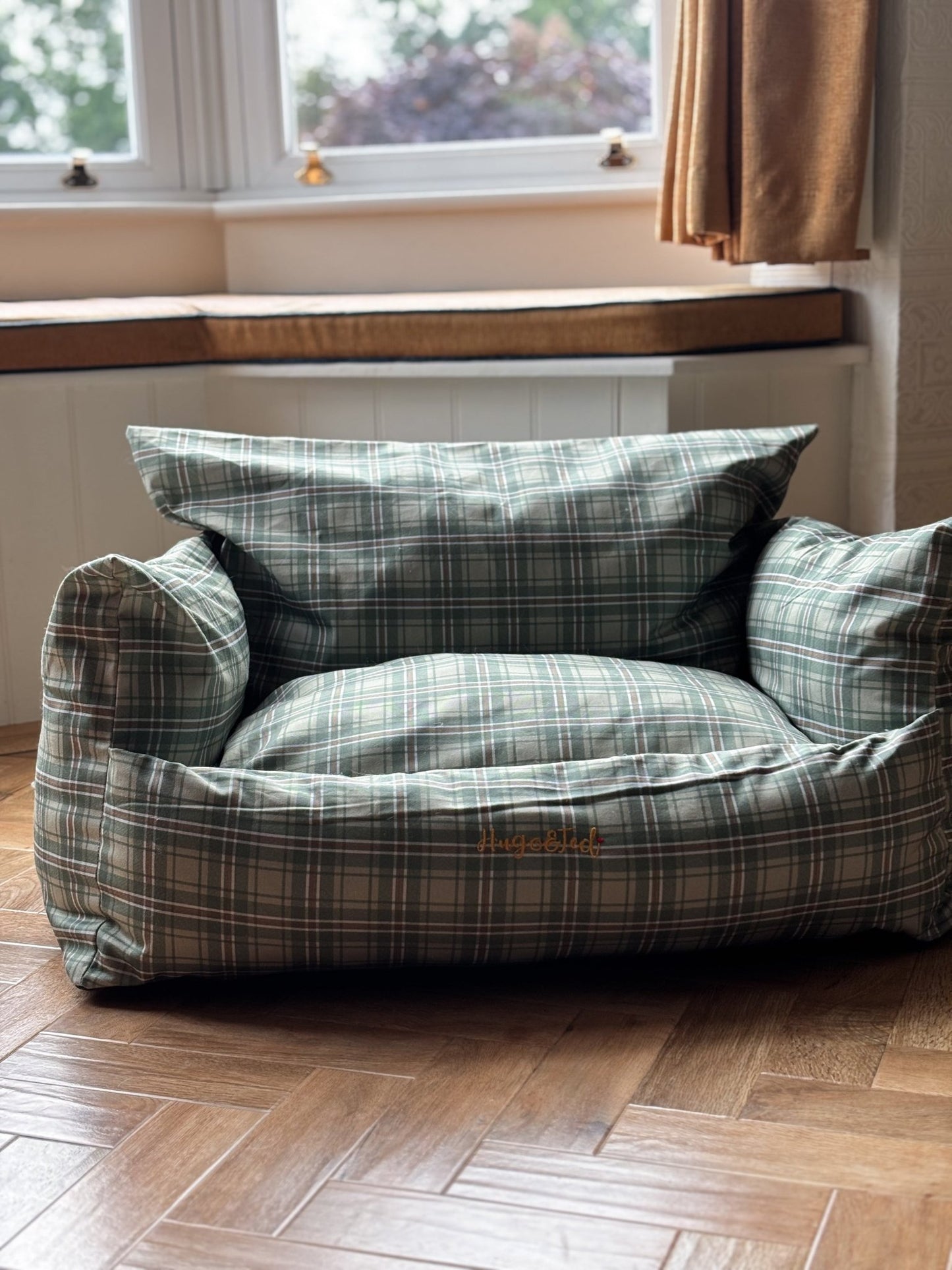 Luxe Lounger Deluxe Dog Sofa Bed – Luxury Pet Couch for Ultimate Comfort - Hugo and Ted