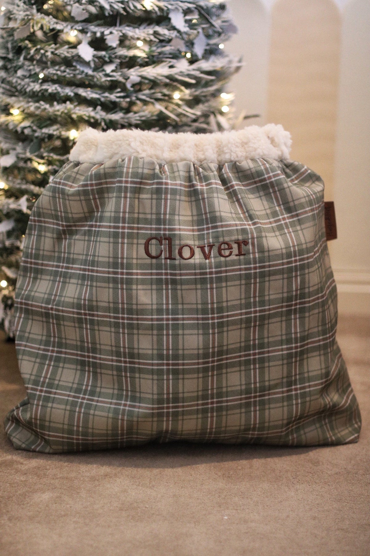 Heritage check present sack embroidered Clover, front view