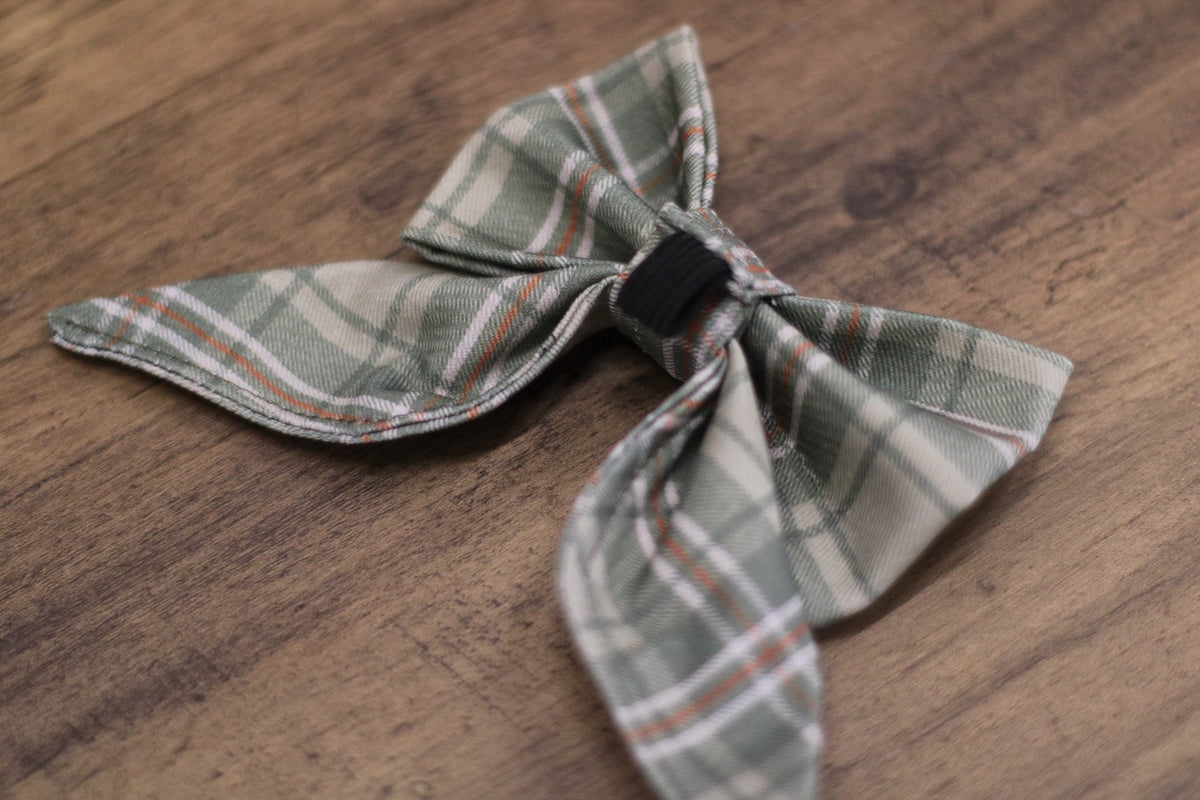 Back of the Heritage sailor bow showing the elastic loop