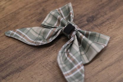 Back of the Heritage sailor bow showing the elastic loop